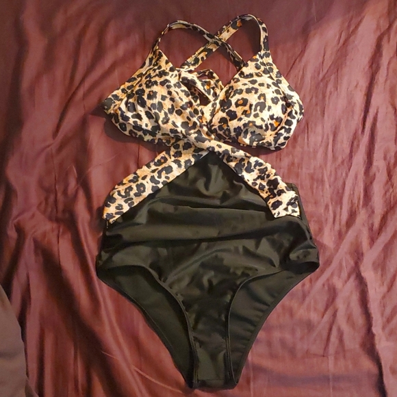 Bathingsuit, bikini, beachwear, swimwear, swimsuit, one piece, suit, beach, pool - Picture 8 of 17